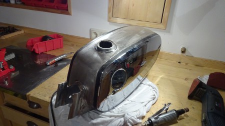 Schleifen des Lackierbereichs. Hier muss extrem genau gearbeitet werden um die sichtbaren Chrombereich nicht zu beschädigen.